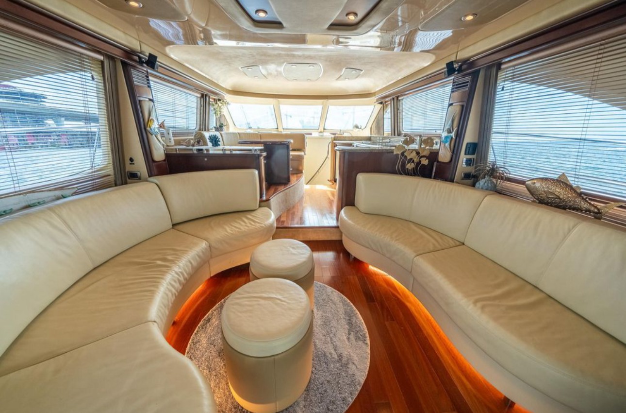 Nassau yacht main salon