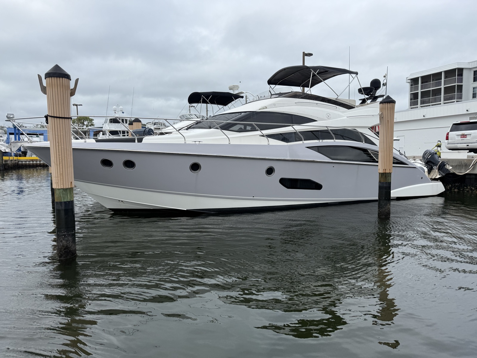 Starboard side of the 52ft Marquis Flybridge tied up at a St. Petersburg dock
